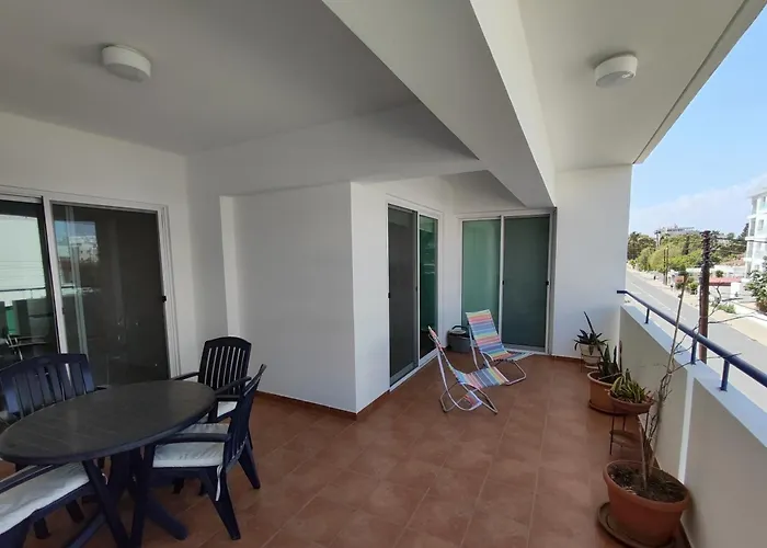 Carisa Downtown With Rooftop Pool Apartamento Larnaca