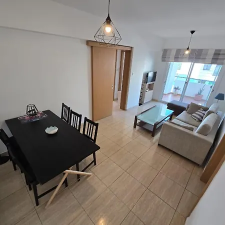 דירה Carisa Downtown With Rooftop Pool לרנקה